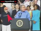George Bush és háttérben a rakoncátlan kiskölyök